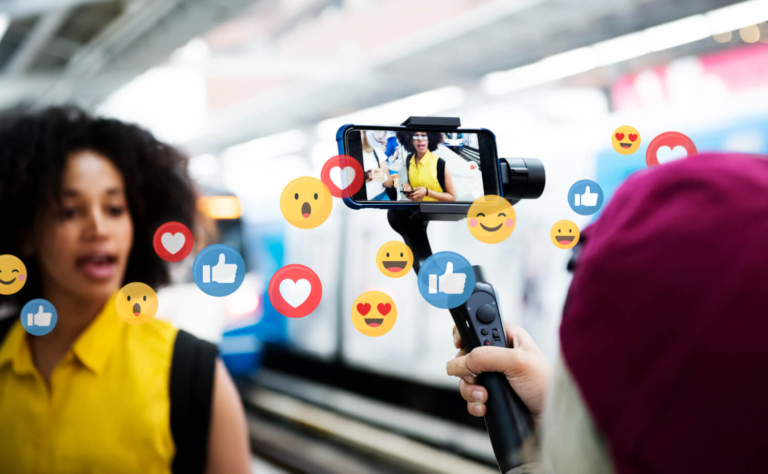 Como ser um Digital Influencer : Digital Influencer sendo filmado com c&acirc;mera e trip&eacute;