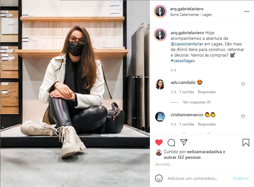 Gabriela Viero em frente à Cassol Centerlar