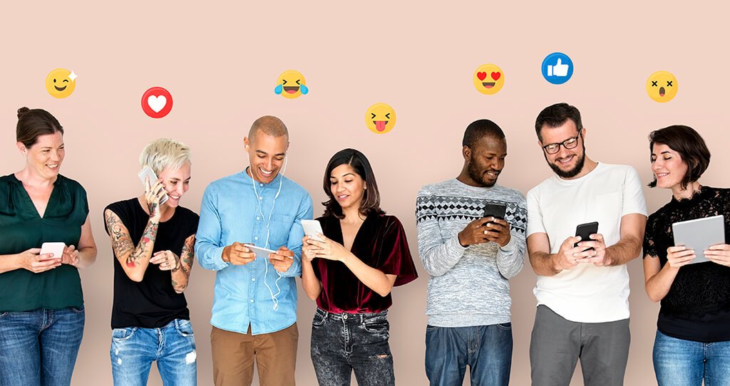 Primeiras dicas de como encontrar influencers digitais : Diversas pessoas utilizando eletr&ocirc;nicos
