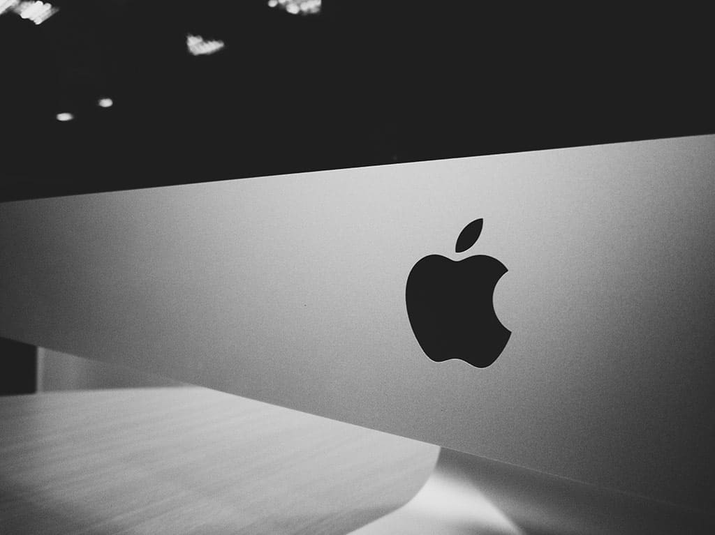 Exemplos de posicionamento de Branding : Marca da Apple em preto em uma superf&iacute;cie