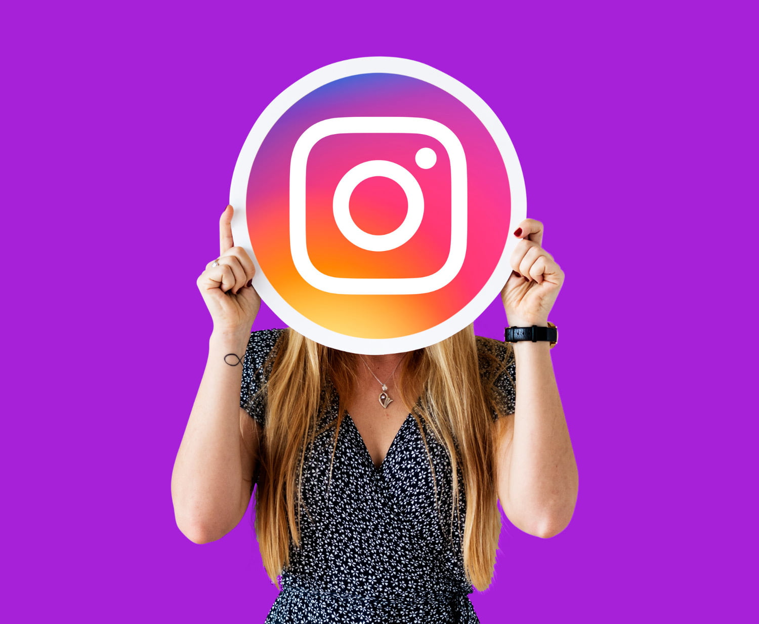 Instagrammer: O que significa e o que é com influenciadora segurando logo do Instagram em frente ao rosto