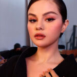 As dez personalidades mais bem pagas do Instagram : Fotografia de Selena Gomez de cabelos curtos e blusa preta