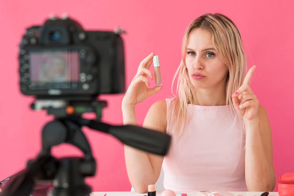 Quem &eacute; o Instagrammer? Influenciadora loira divulgando produto de maquiagem