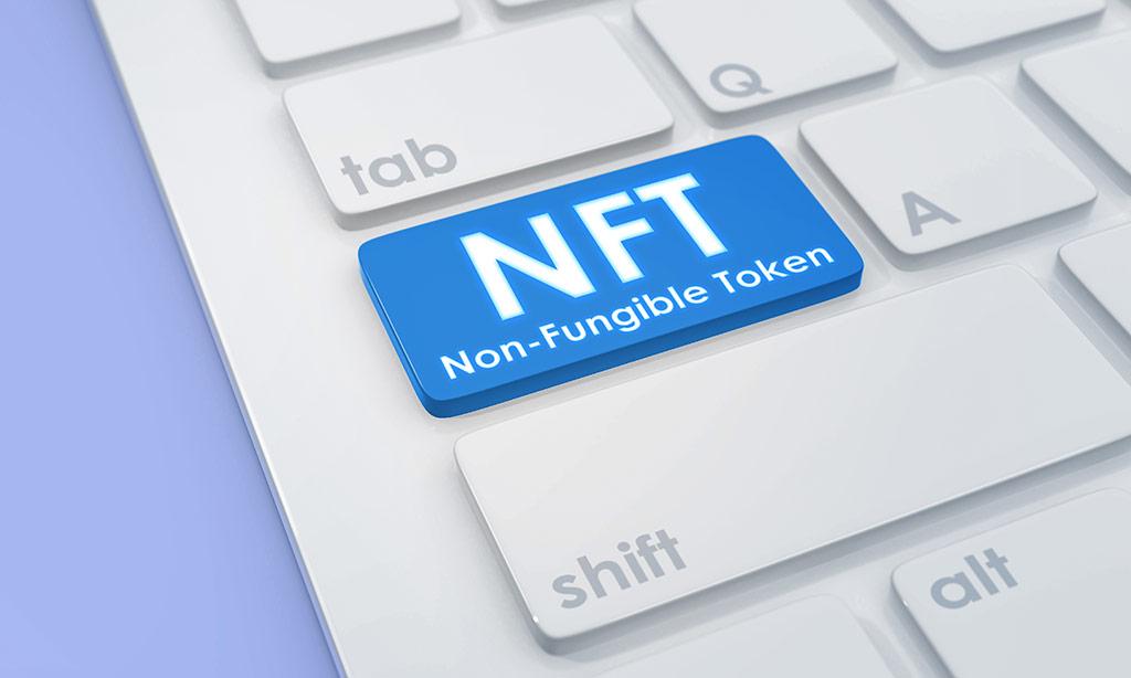 Mercado de NFT's e as Marcas : Sigla nft em tecla de cor azul de computador