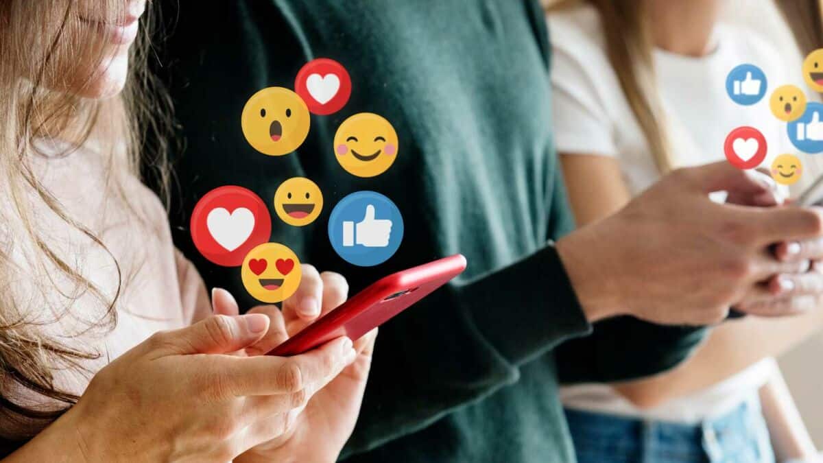 Nano influenciadores: Foto de três jovens utilizando redes sociais via celular