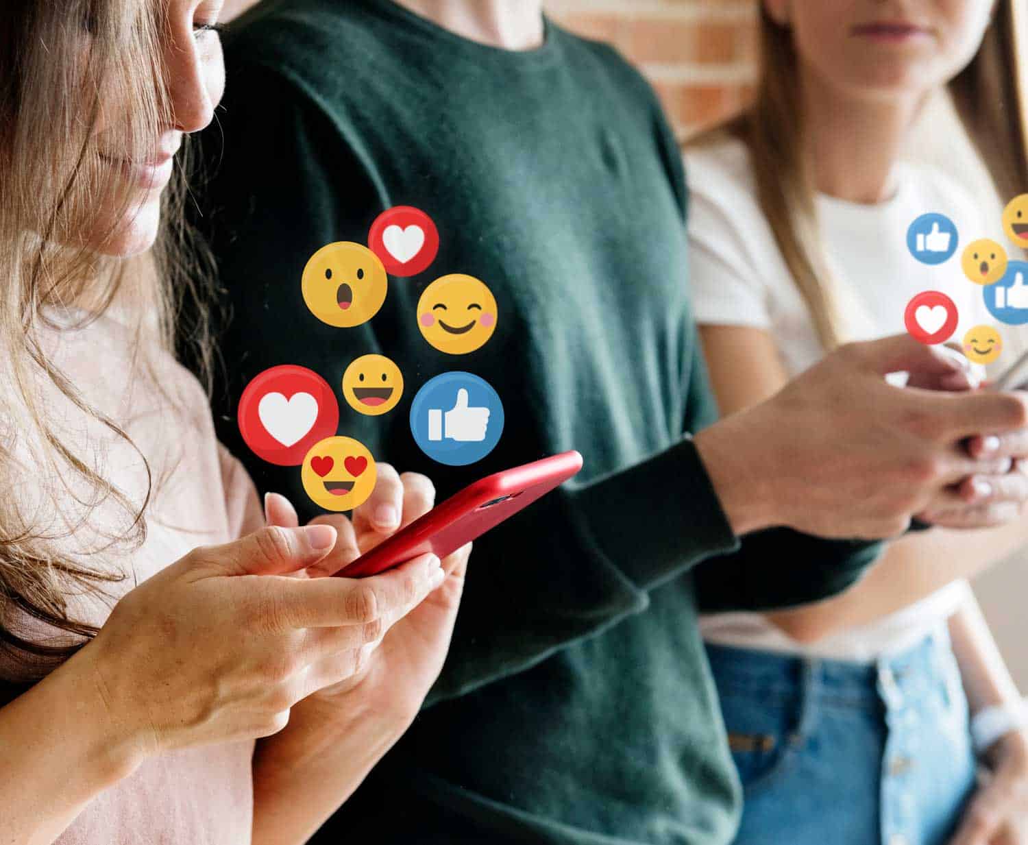 Nano influenciadores: Foto de três jovens utilizando redes sociais via celular