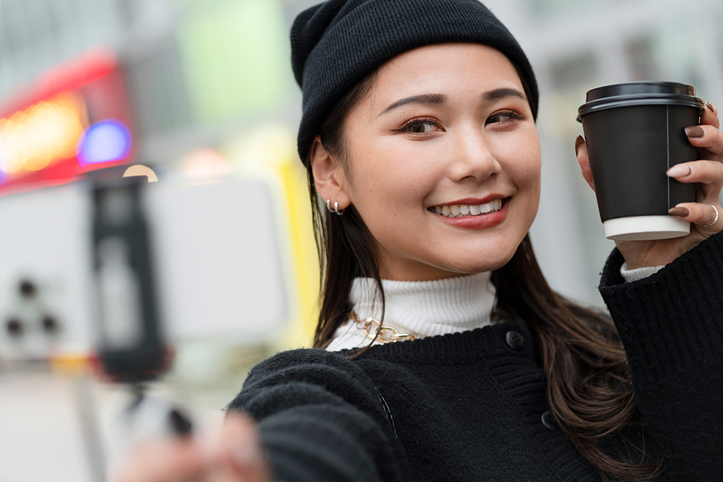 O papel dos influencers na viraliza&ccedil;&atilde;o da sua marca no TikTok : influencer japonesa fazendo grava&ccedil;&atilde;o com produto na m&atilde;o