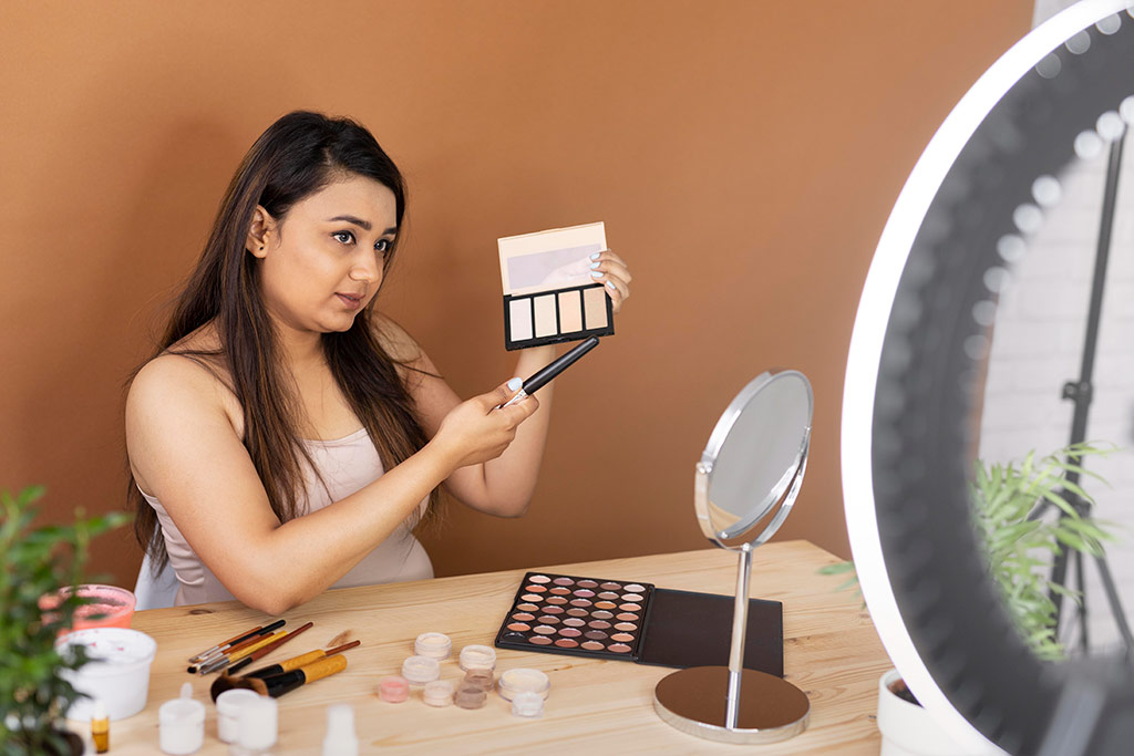 Nano influencer s&atilde;o mais relevante para as marcas : influenciadora testando maquiagem e gravando