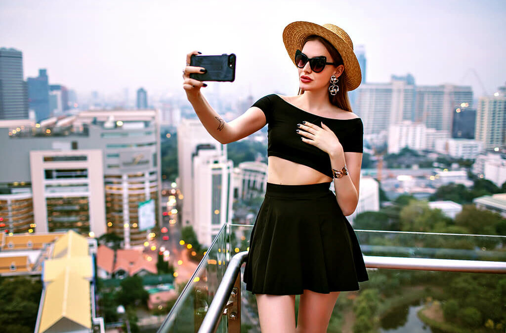 Influenciadora digital fazendo gravação em um terraço