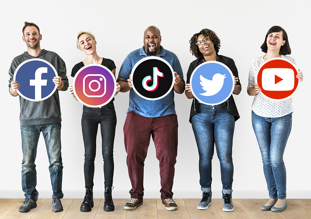 Influenciador digital &ndash; conceito : Influenciadores em p&eacute; segurando placas redondas com &iacute;cones v&aacute;rias redes sociais