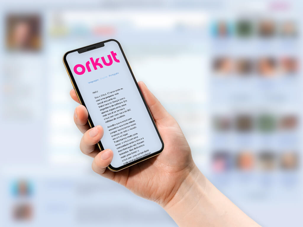 O Orkut volta mesmo? : M&atilde;o segurando um smartphone com a tela da carta do orkut