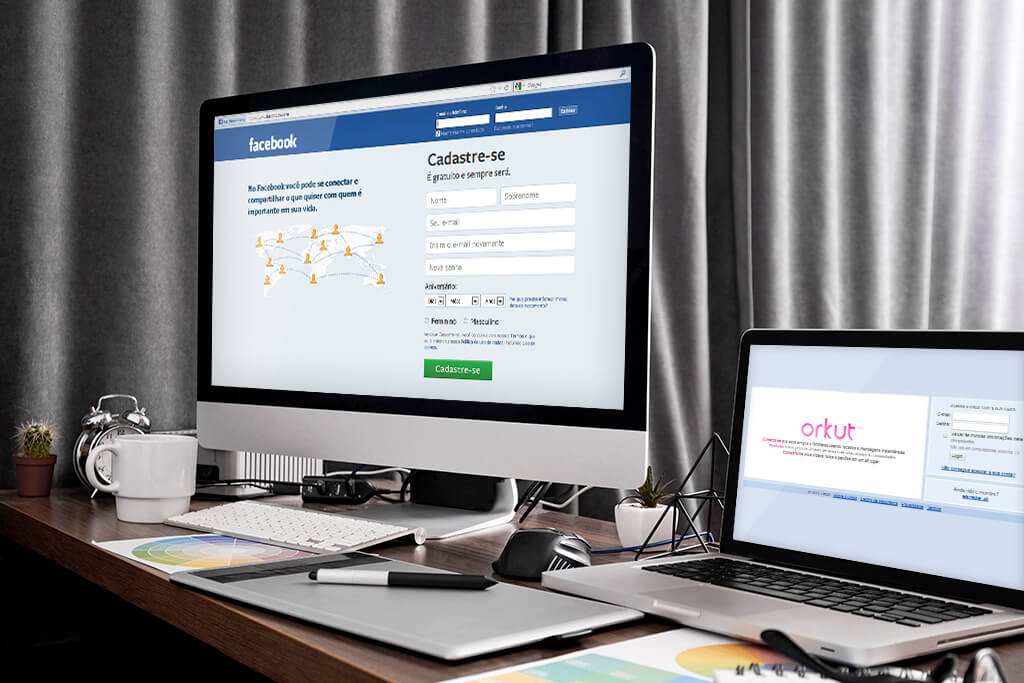Por que o Orkut acabou? : Um computador e um notebook sobre uma mesa tendo em suas telas o facebook e o orkut abertos