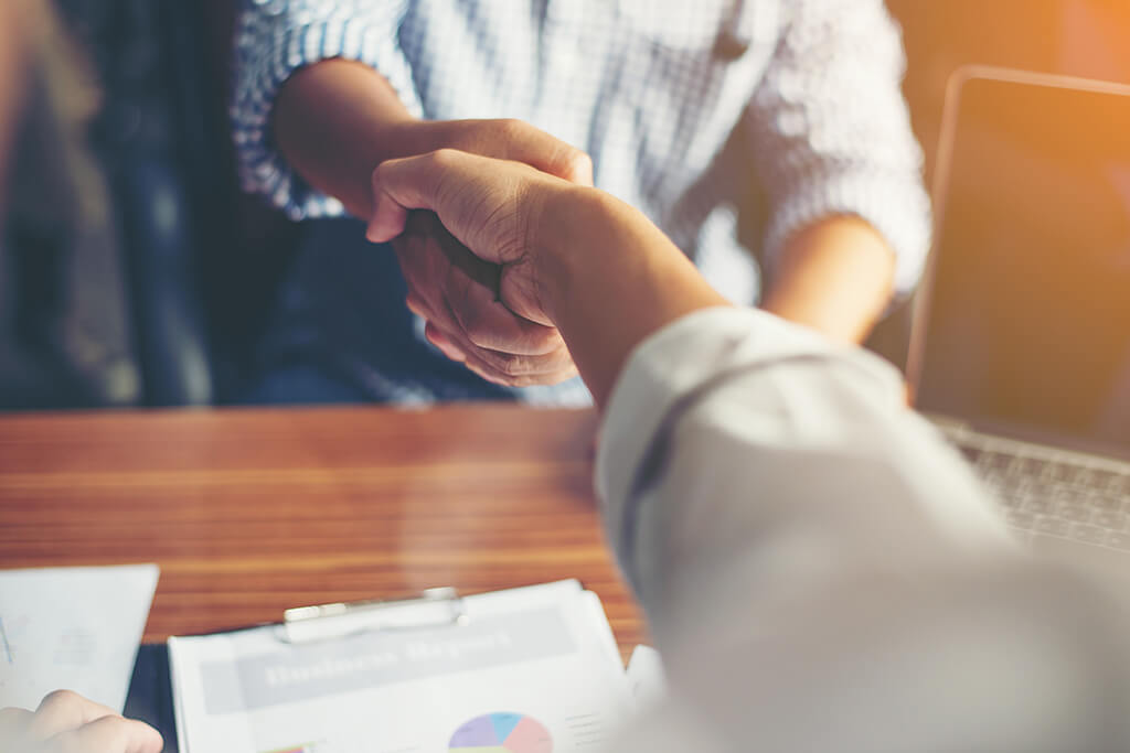 Quem &ldquo;cansou&rdquo; de ser um criador de conte&uacute;do digital pode abrir uma empresa? : m&atilde;os se cumprimentando fechando neg&oacute;cios