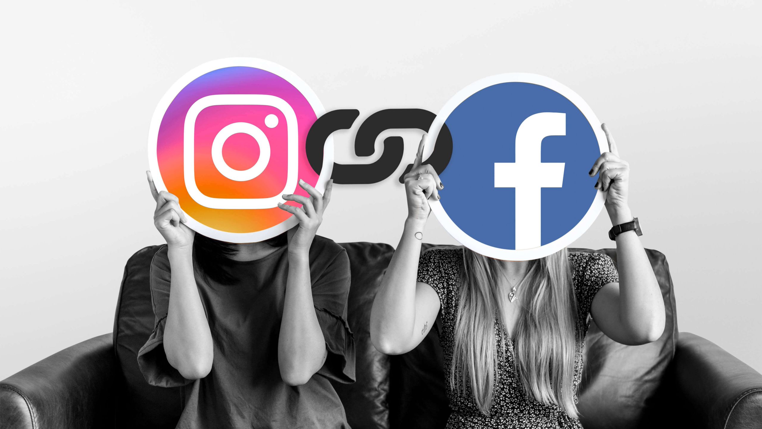 blog_duas moças em um sofá, com placas interligadas, sendo uma do instagram e outra do facebook