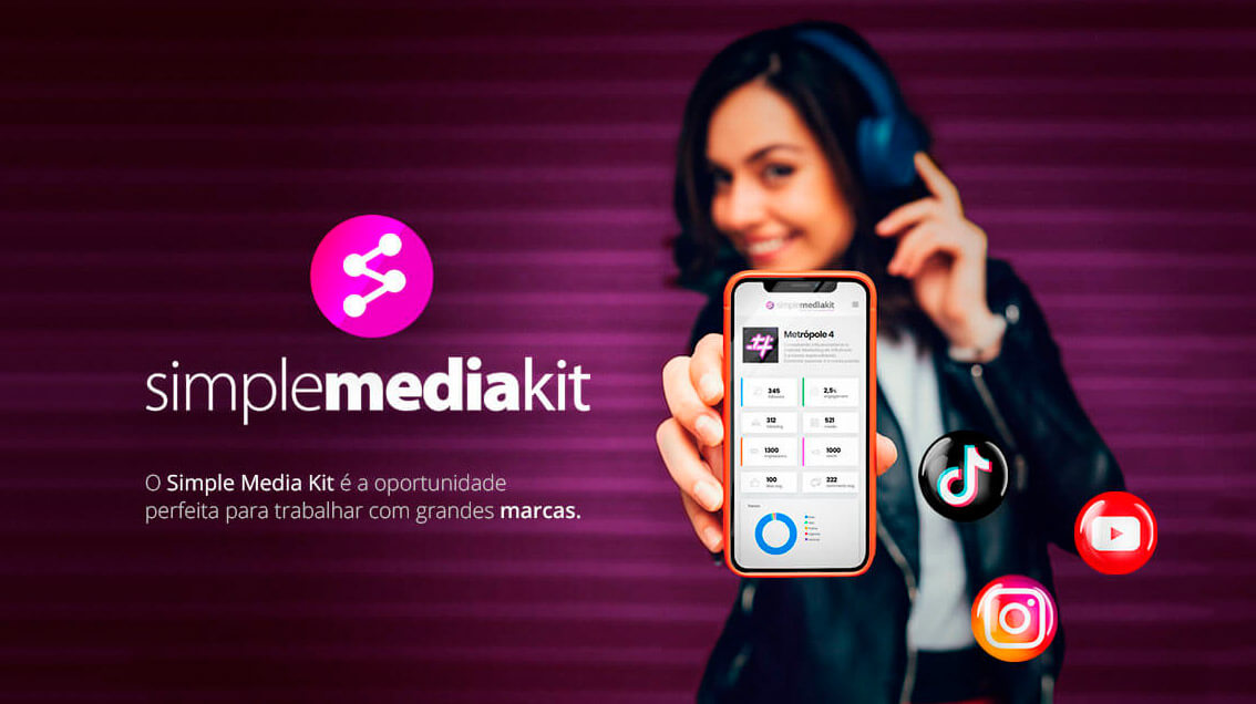 Moça com fone de ouvido mostrando a tela do smk em um celular