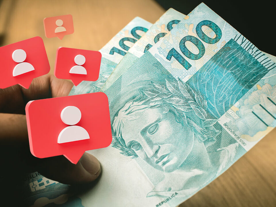 capa_blog_uma_mão_segurando_3_notas_de_100reais_ e_4_baloes_vermelhos_de_seguidores_ sobre_a_imagem