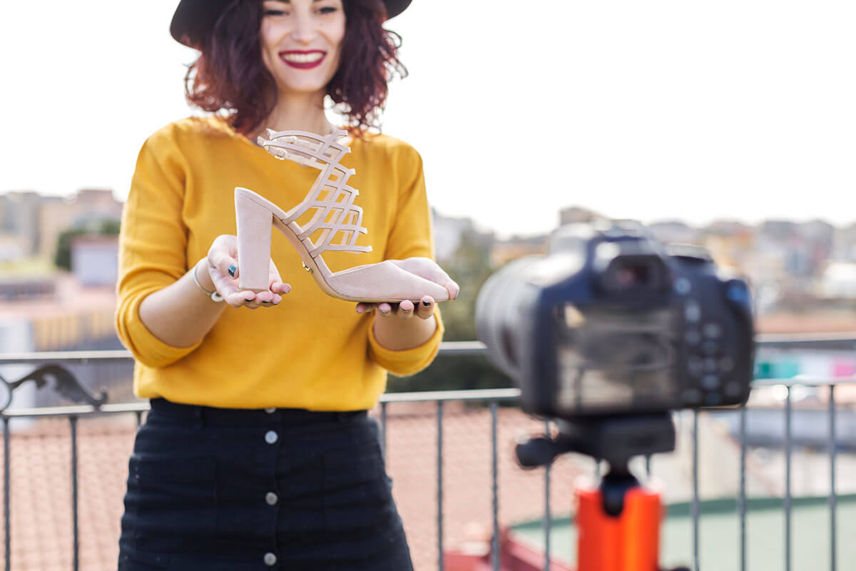 Influencer divulgando produto, representando o que &eacute; marketing de influ&ecirc;ncia Foto: &copy;Freepik
