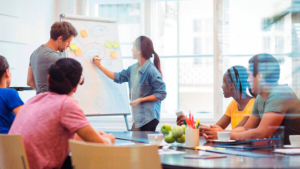 Pessoas em um sala traçando estratégias em um mural de post it, representando o marketing de influência: como criar uma estratégia com influenciadores. Foto: ©Freepik
