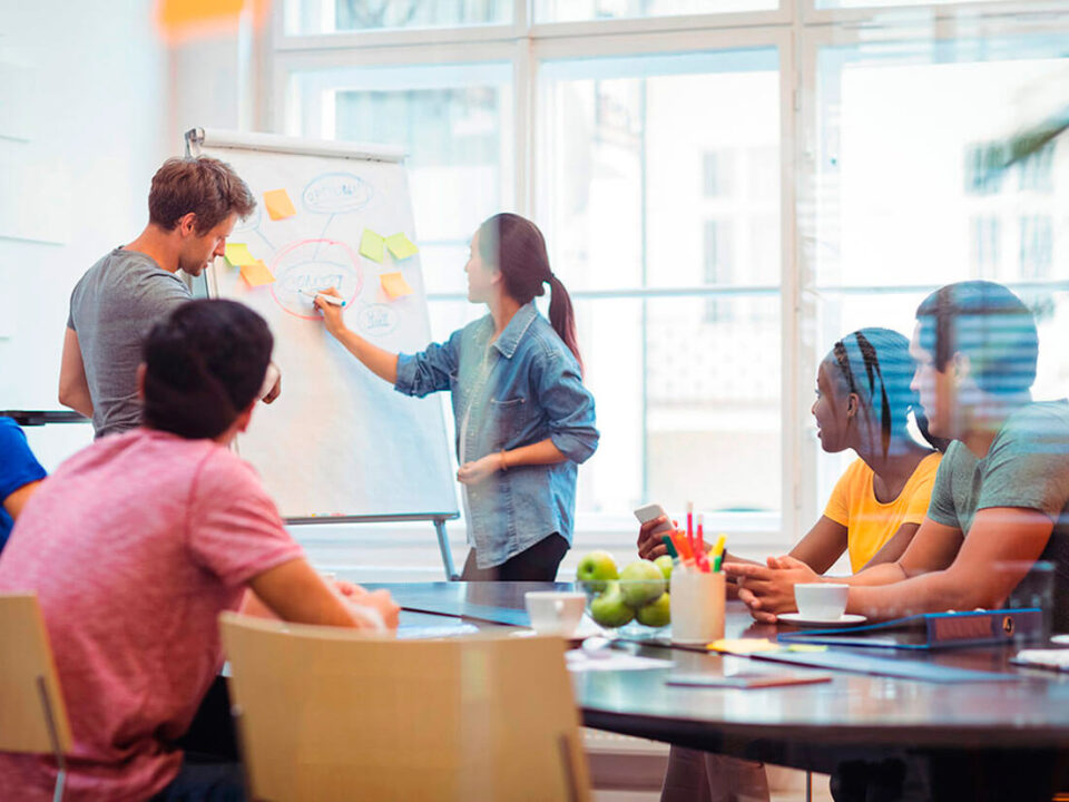 Pessoas em um sala traçando estratégias em um mural de post it, representando o marketing de influência: como criar uma estratégia com influenciadores. Foto: ©Freepik