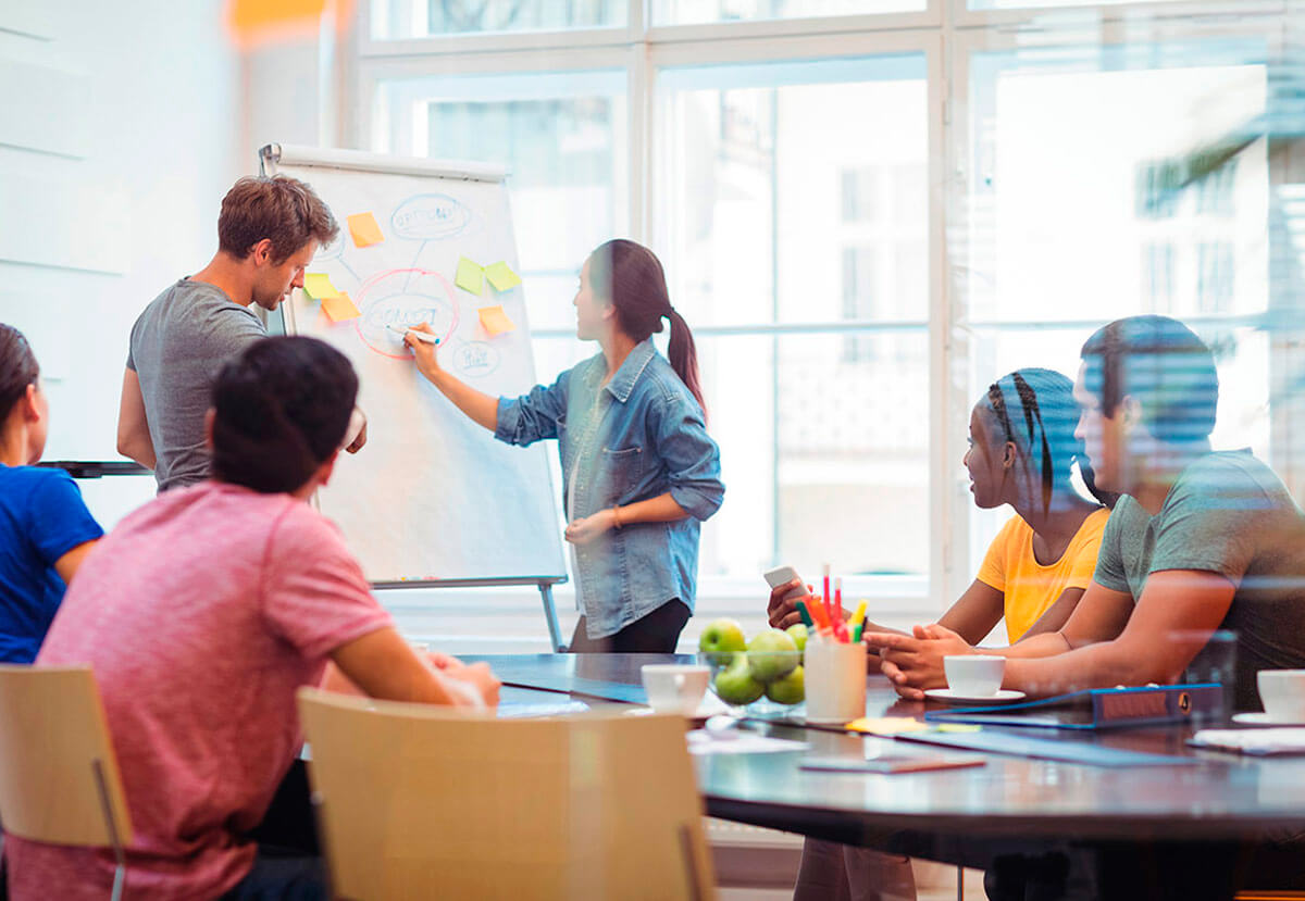 Pessoas em um sala traçando estratégias em um mural de post it, representando o marketing de influência: como criar uma estratégia com influenciadores. Foto: ©Freepik