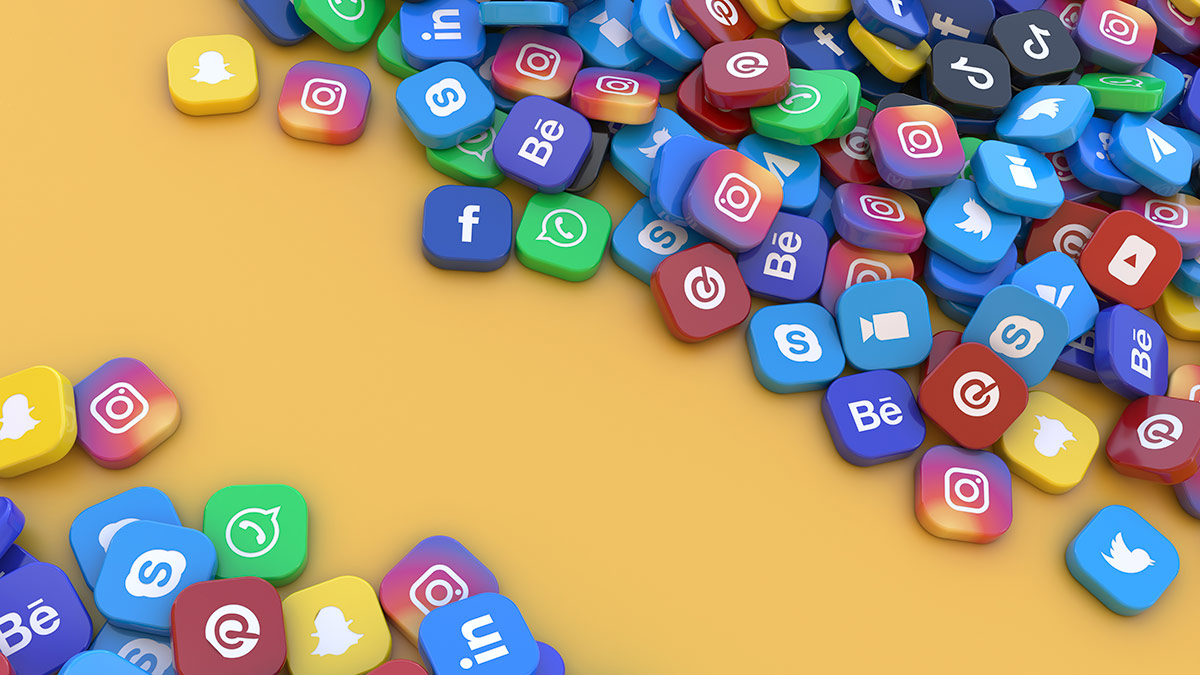 V&aacute;rios &iacute;cones de redes sociais sobre-uma-base-amarela, representando plataformas e redes sociais para trabalhar com influenciadores. Foto: &copy;Freepik