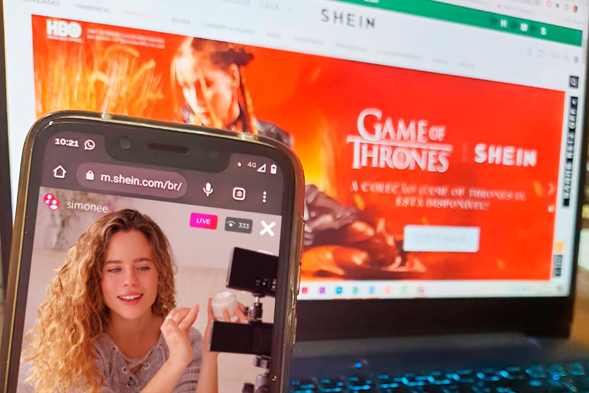 Foto do site da Shein em um computador e de um celular exibindo uma live, representando Live commerce. Foto: @Freepik