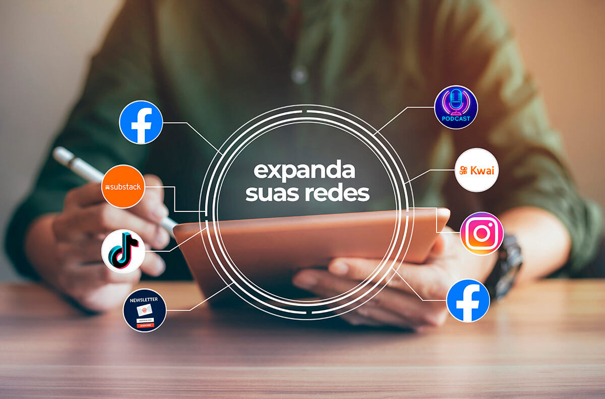 Homem com tablet nas m&atilde;os e &iacute;cones de v&aacute;rias redes sociais como Facebook, Tiktok, Kwai, Twitter e Instagram, dando ideia do que est&aacute; na tela dele. Representa os novos formatos no marketing de influ&ecirc;ncia Foto: @Freepik