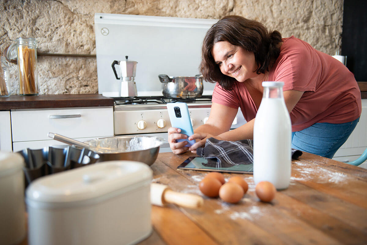 Influencer fotografando mesa com ingredientes na cozinha, representando o Mercado de Influenciadores Digitais. Foto: @Freepik