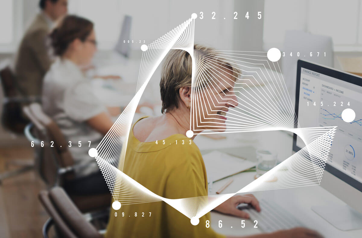 Uma mulher de frente ao computador analisando dados gr&aacute;ficos que est&atilde;o em sua tela, representa a segmenta&ccedil;&atilde;o. Foto: @Freepik