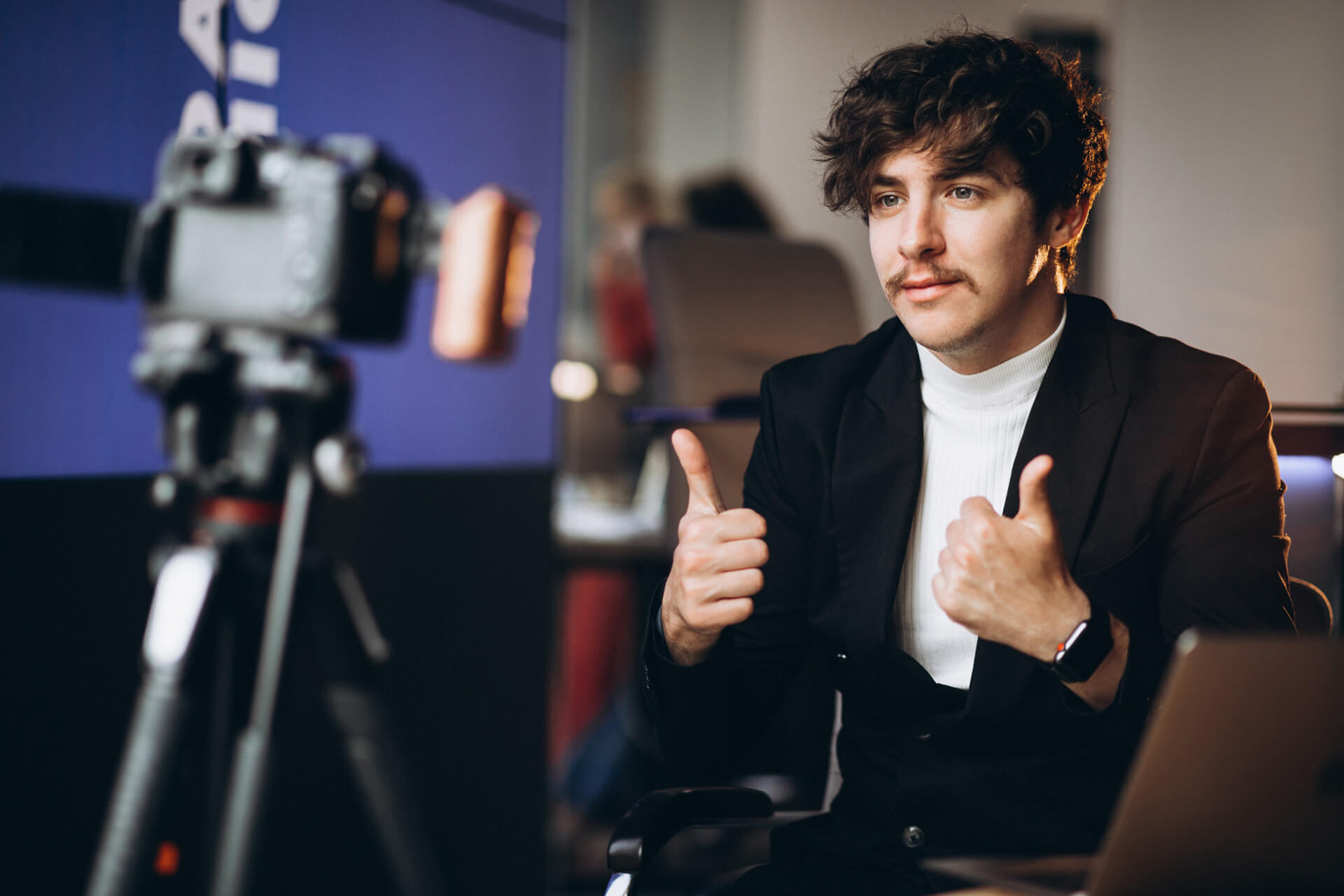 Um jovem Influenciador digital, em frente uma c&acirc;mera, representando as Tend&ecirc;ncias do Marketing de Influ&ecirc;ncia. Foto: @Freepik