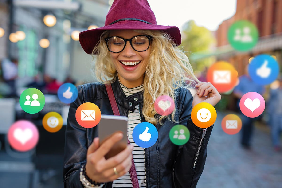 Influenciadora conferindo as opini&otilde;es da comunidade nas redes sociais, mostrando como a presen&ccedil;a de influenciadores com diversos feedbacks pode aumentar a exposi&ccedil;&atilde;o e a confian&ccedil;a na marca. Foto: @Freepik