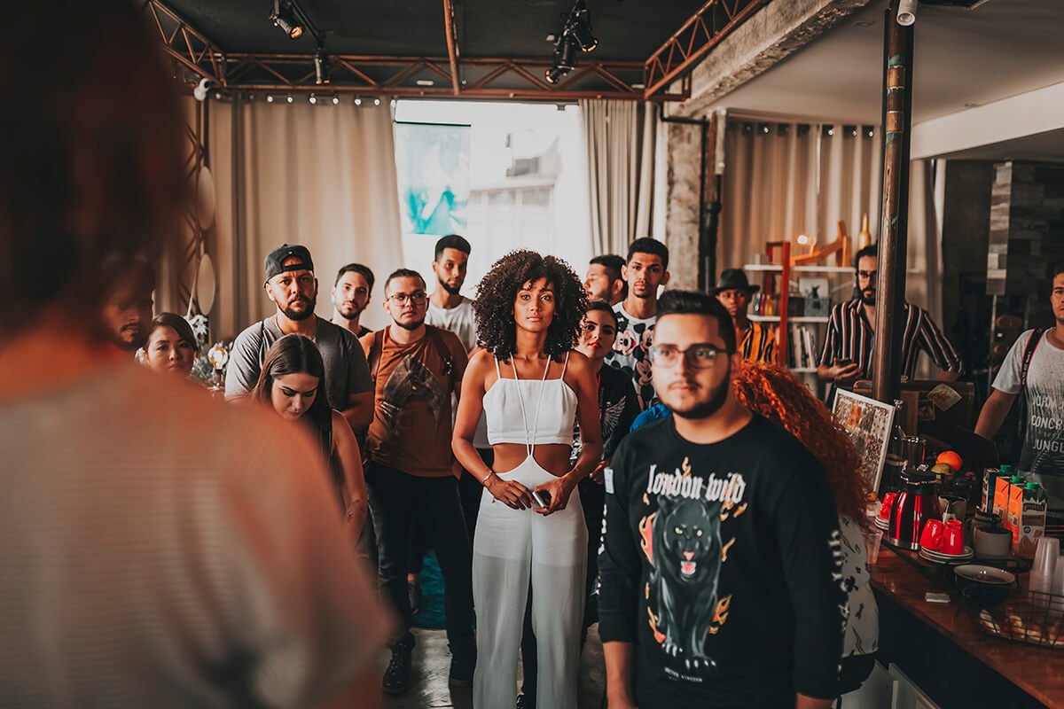 Influenciadora compartilhando informa&ccedil;&otilde;es e envolvendo um grupo de pessoas em seu conte&uacute;do, representando a import&acirc;ncia da intera&ccedil;&atilde;o e do engajamento para construir uma comunidade forte. Foto: @Freepik