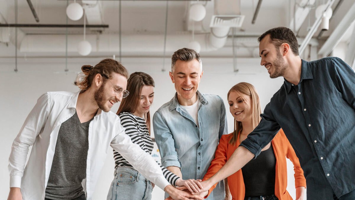 Blog_capa_equipe de trabalho unidos com suas mãos umas sob as outras