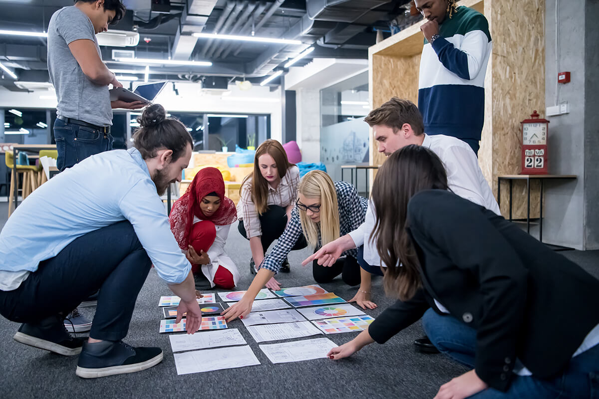 Equipe jovem de marketing trabalhando de forma descontra&iacute;da e aplicando a gamifica&ccedil;&atilde;o em suas atividades. Foto: @Freepik.