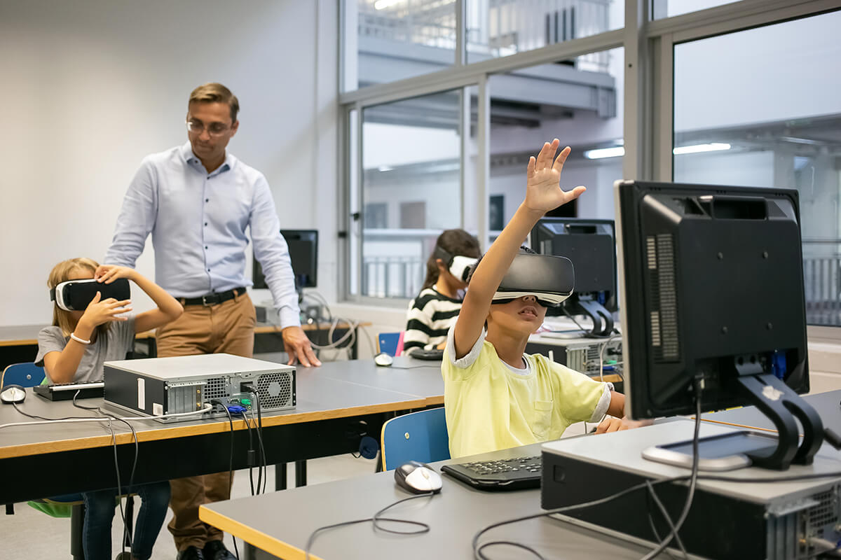 Professor observando sua classe utilizando aparelhos de realidade virtual. Foto: @Freepik.