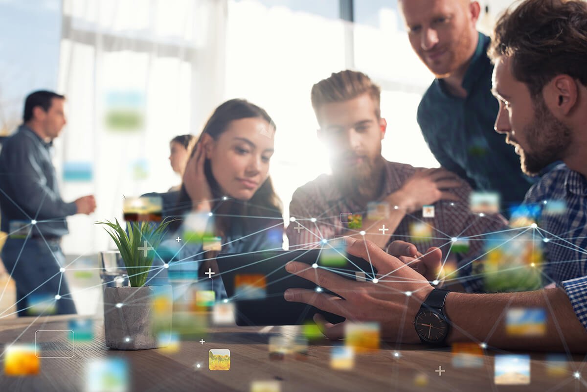 Participantes em treinamento corporativo enfrentam simula&ccedil;&otilde;es gamificadas que requerem tomadas de decis&otilde;es para resolver problemas. Fonte: @Freepik